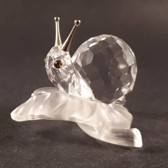 Swarovski snail on a frosted wine leaf - Picture 1 of 9